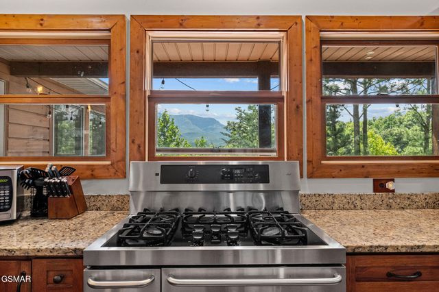 967 Scenic Trail, Gatlinburg, TN 37738