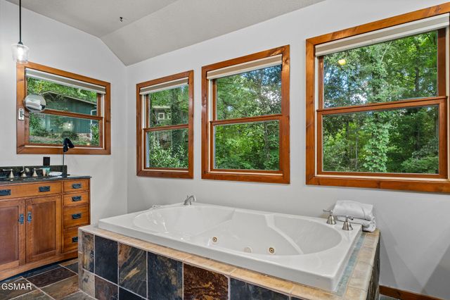 967 Scenic Trail, Gatlinburg, TN 37738