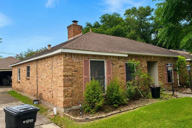 423 Woodvine Drive, El Lago, TX 77586
