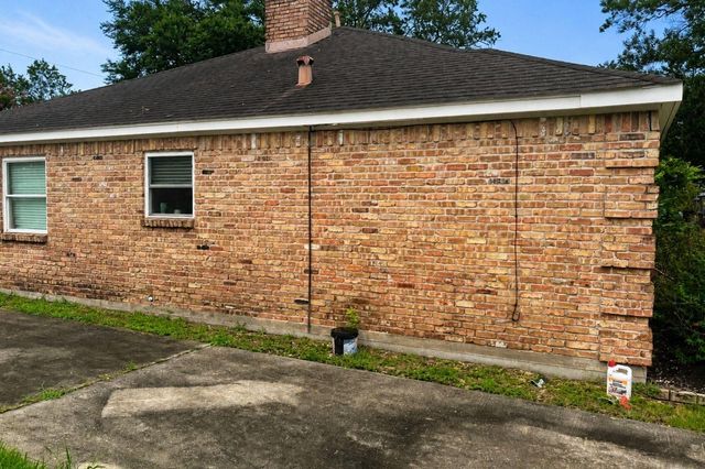 423 Woodvine Drive, El Lago, TX 77586