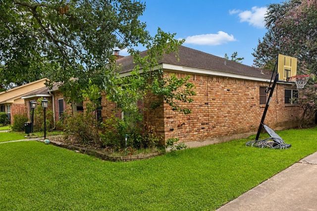 423 Woodvine Drive, El Lago, TX 77586