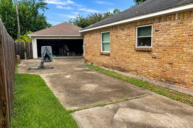 423 Woodvine Drive, El Lago, TX 77586