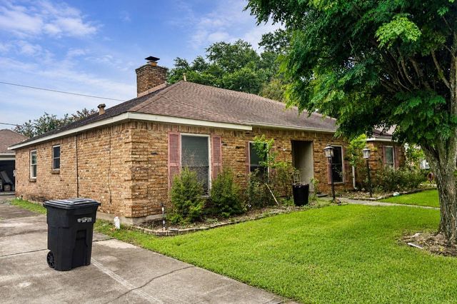 423 Woodvine Drive, El Lago, TX 77586