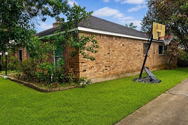 423 Woodvine Drive, El Lago, TX 77586