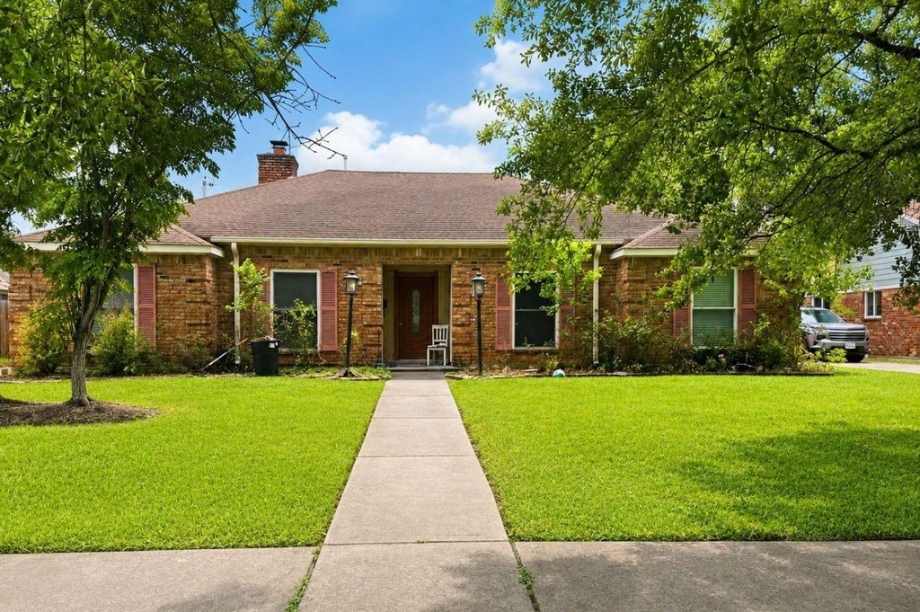 423 Woodvine Drive, El Lago, TX 77586
