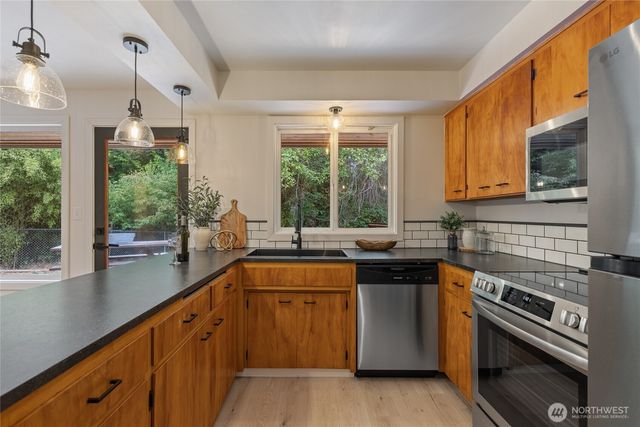 811 Hyak Way, Fox Island, WA 98333