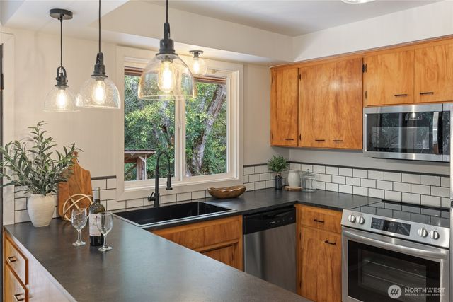 811 Hyak Way, Fox Island, WA 98333