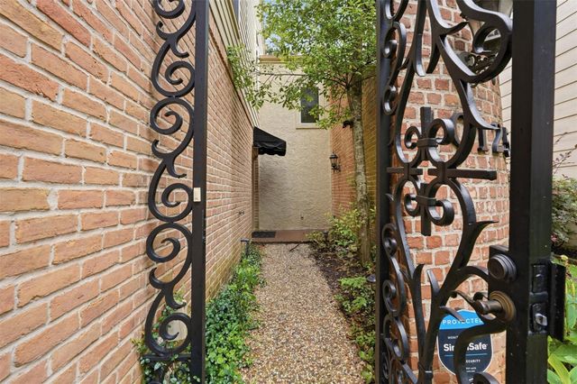 10125 Valley Forge Drive, Houston, TX 77042