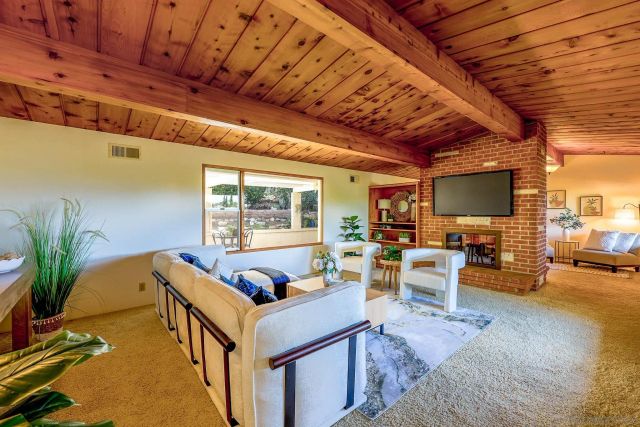 1642 York Dr, Vista, CA 92084