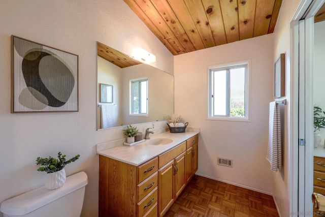 1642 York Dr, Vista, CA 92084