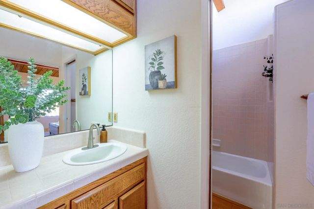 1642 York Dr, Vista, CA 92084