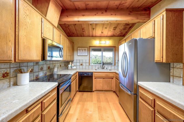1642 York Dr, Vista, CA 92084