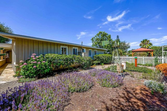 1642 York Dr, Vista, CA 92084