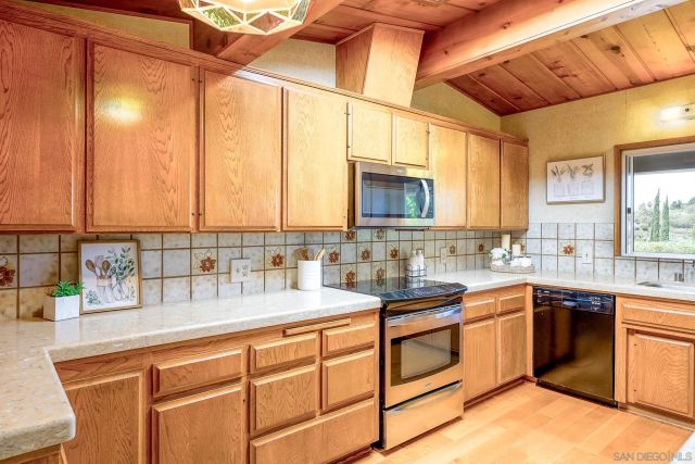 1642 York Dr, Vista, CA 92084