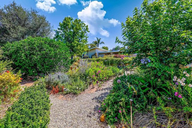 1642 York Dr, Vista, CA 92084