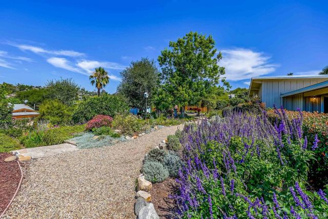 1642 York Dr, Vista, CA 92084