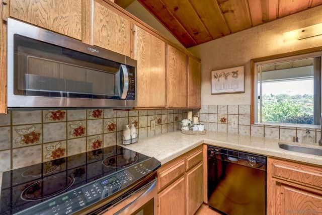 1642 York Dr, Vista, CA 92084
