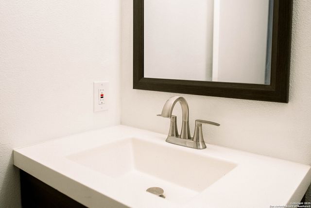 1379 Oblate Dr, San Antonio, TX 78216