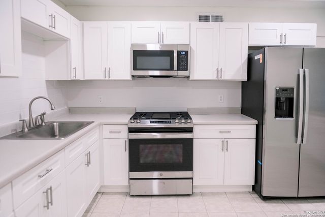 1379 Oblate Dr, San Antonio, TX 78216