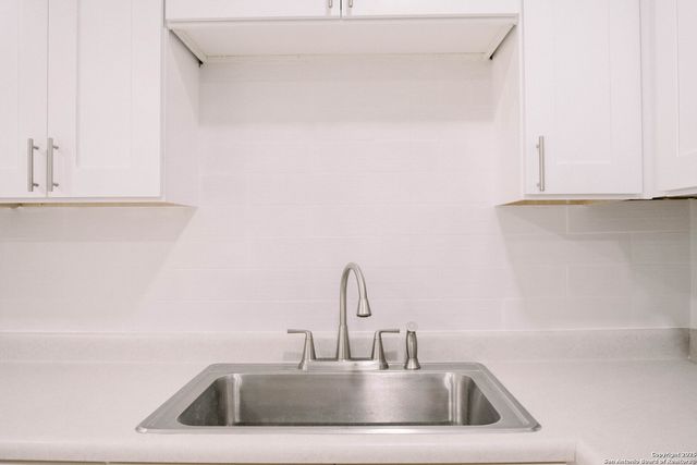 1379 Oblate Dr, San Antonio, TX 78216