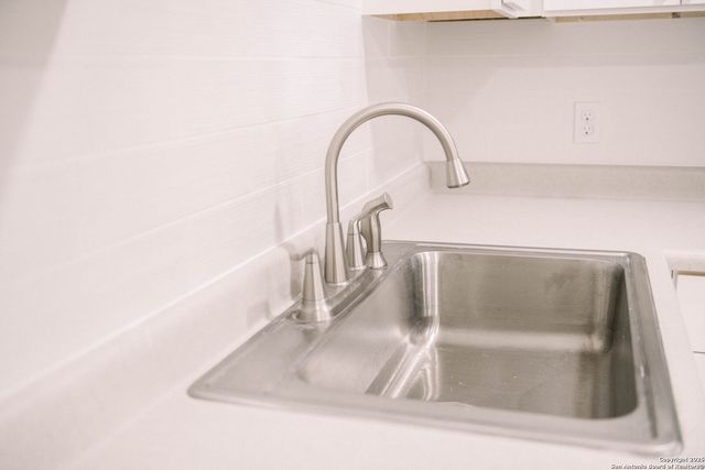 1379 Oblate Dr, San Antonio, TX 78216