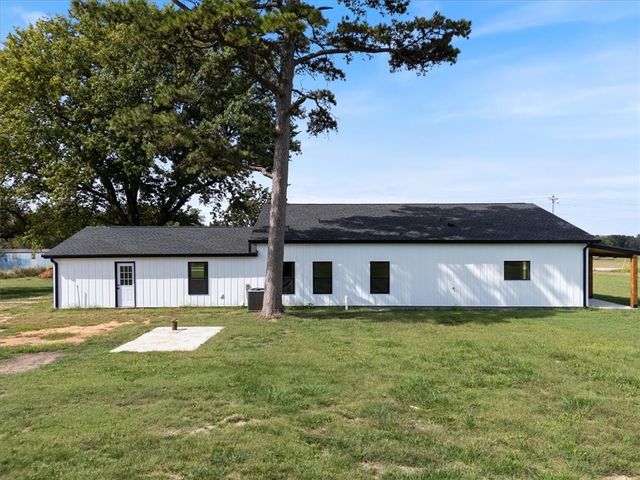 22372 North Road, Summers, AR 72769