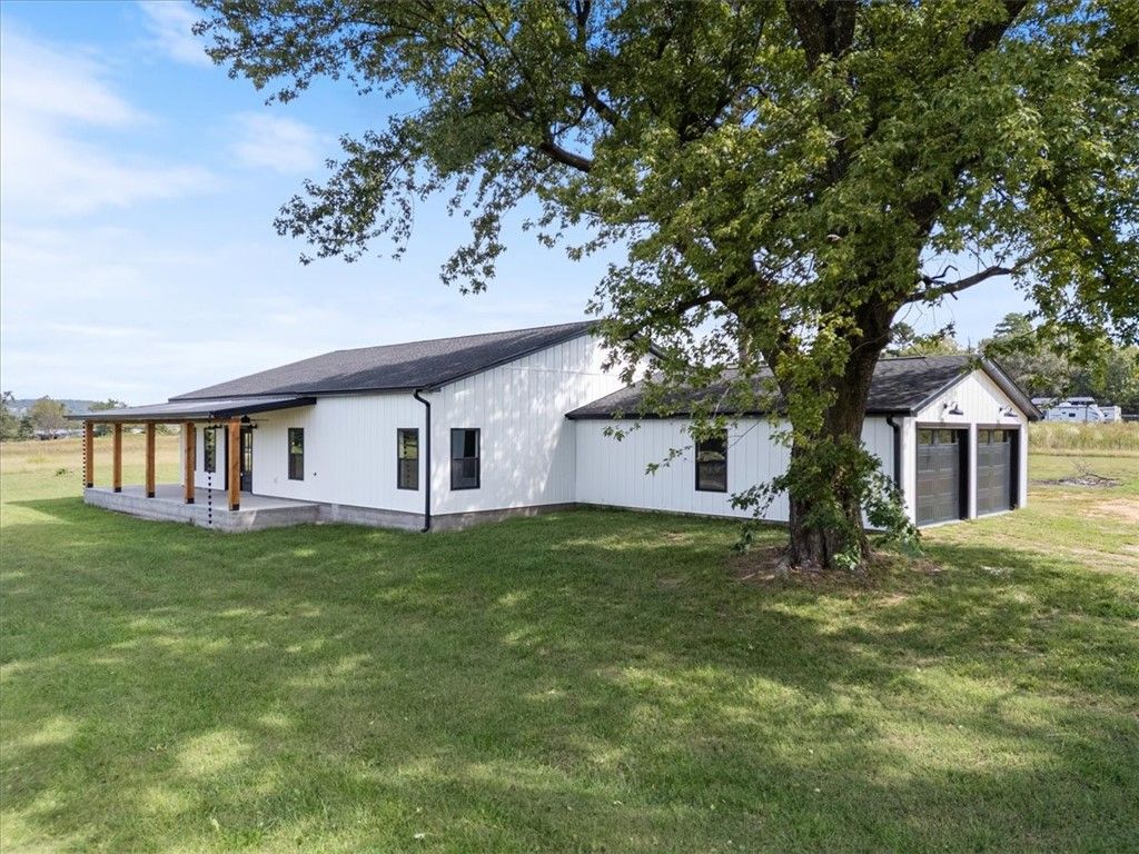 22372 North Road, Summers, AR 72769