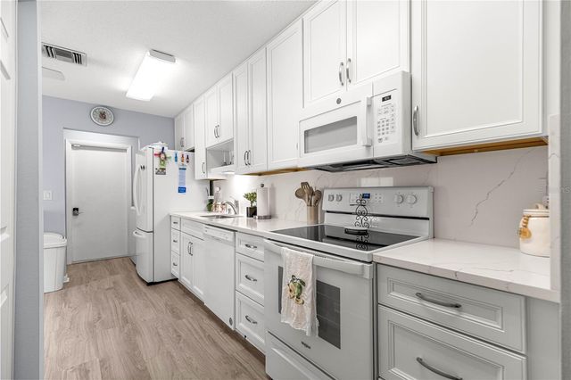 2226 CYPRESS COVE DRIVE 2226, Tavares, FL 32778