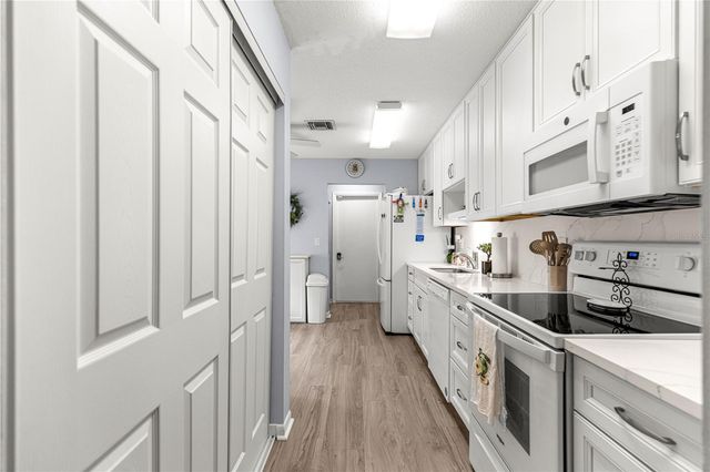 2226 CYPRESS COVE DRIVE 2226, Tavares, FL 32778