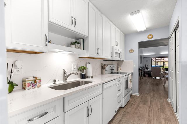 2226 CYPRESS COVE DRIVE 2226, Tavares, FL 32778