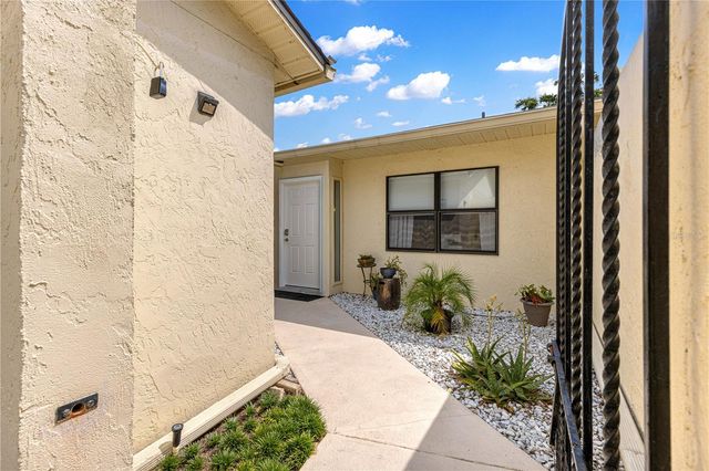 2226 CYPRESS COVE DRIVE 2226, Tavares, FL 32778