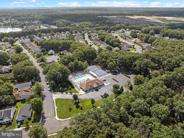 40 PINE OAK BLVD, Barnegat, NJ 08005