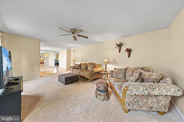 40 PINE OAK BLVD, Barnegat, NJ 08005