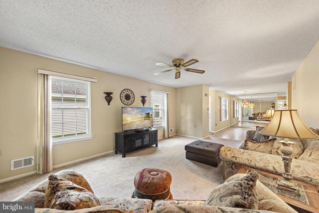 40 PINE OAK BLVD, Barnegat, NJ 08005