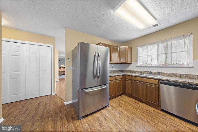 40 PINE OAK BLVD, Barnegat, NJ 08005