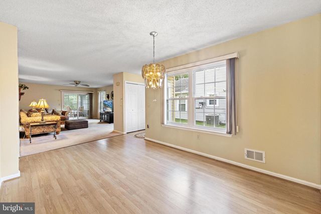 40 PINE OAK BLVD, Barnegat, NJ 08005