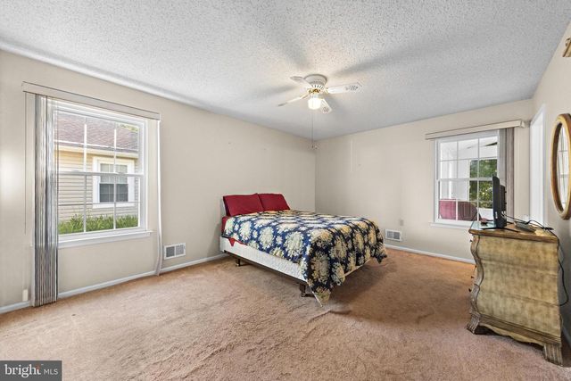 40 PINE OAK BLVD, Barnegat, NJ 08005