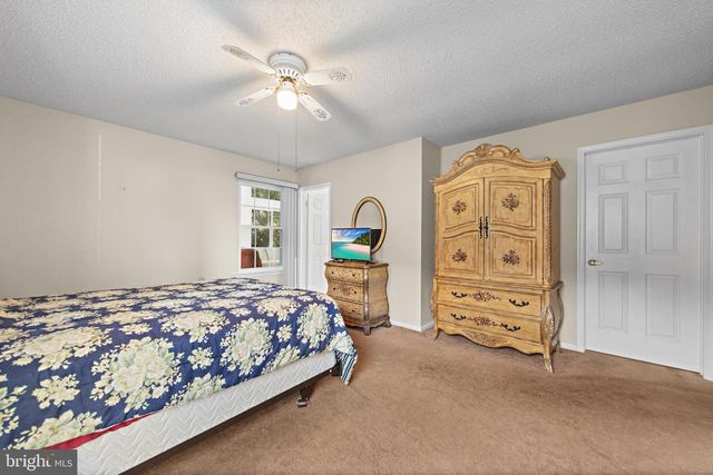 40 PINE OAK BLVD, Barnegat, NJ 08005
