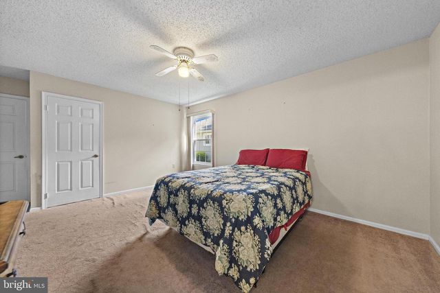 40 PINE OAK BLVD, Barnegat, NJ 08005