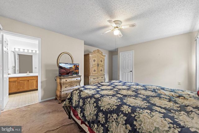 40 PINE OAK BLVD, Barnegat, NJ 08005