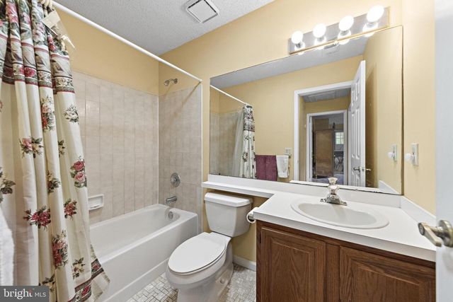 40 PINE OAK BLVD, Barnegat, NJ 08005