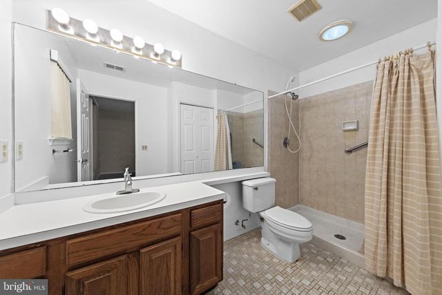 40 PINE OAK BLVD, Barnegat, NJ 08005