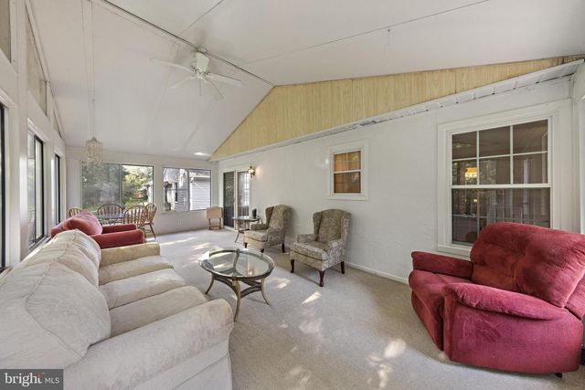 40 PINE OAK BLVD, Barnegat, NJ 08005