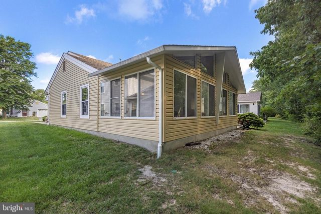 40 PINE OAK BLVD, Barnegat, NJ 08005