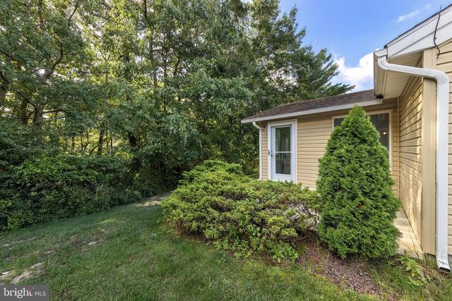 40 PINE OAK BLVD, Barnegat, NJ 08005