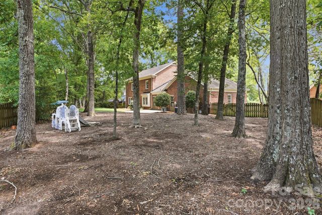516 Eastville Court, Matthews, NC 28105