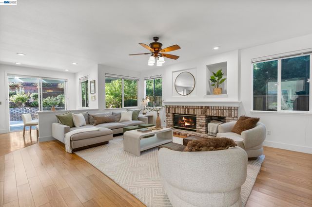 847 E Angela St, Pleasanton, CA 94566
