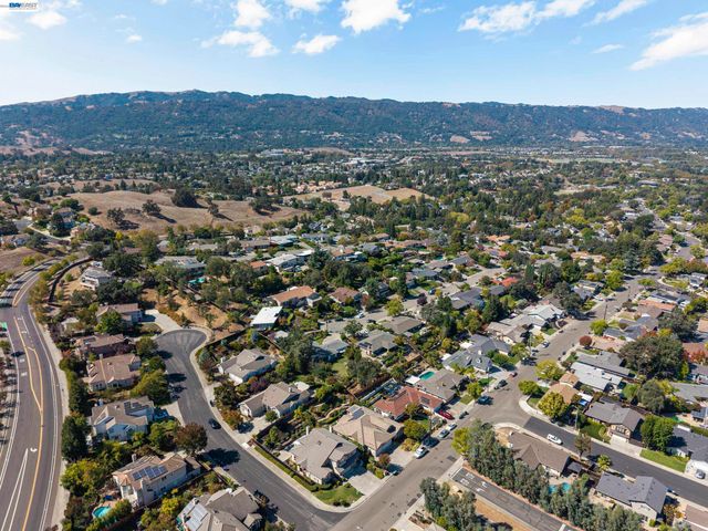 847 E Angela St, Pleasanton, CA 94566