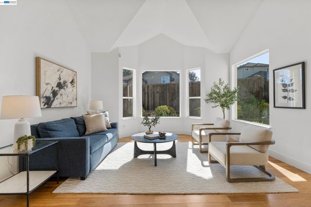 847 E Angela St, Pleasanton, CA 94566