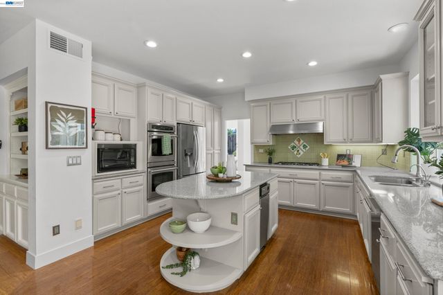 847 E Angela St, Pleasanton, CA 94566